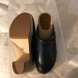 Blue leather gap clogs